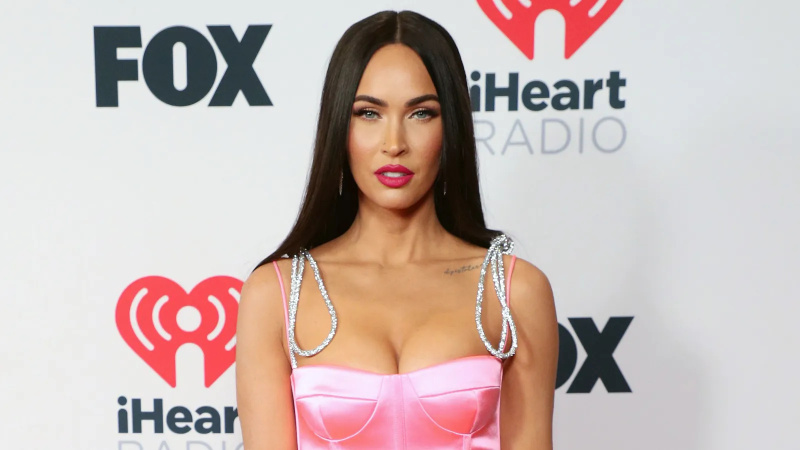 Hidrate seu rosto como Megan Fox com este óleo de semente de uva de $ 13 que suaviza e suaviza a pele