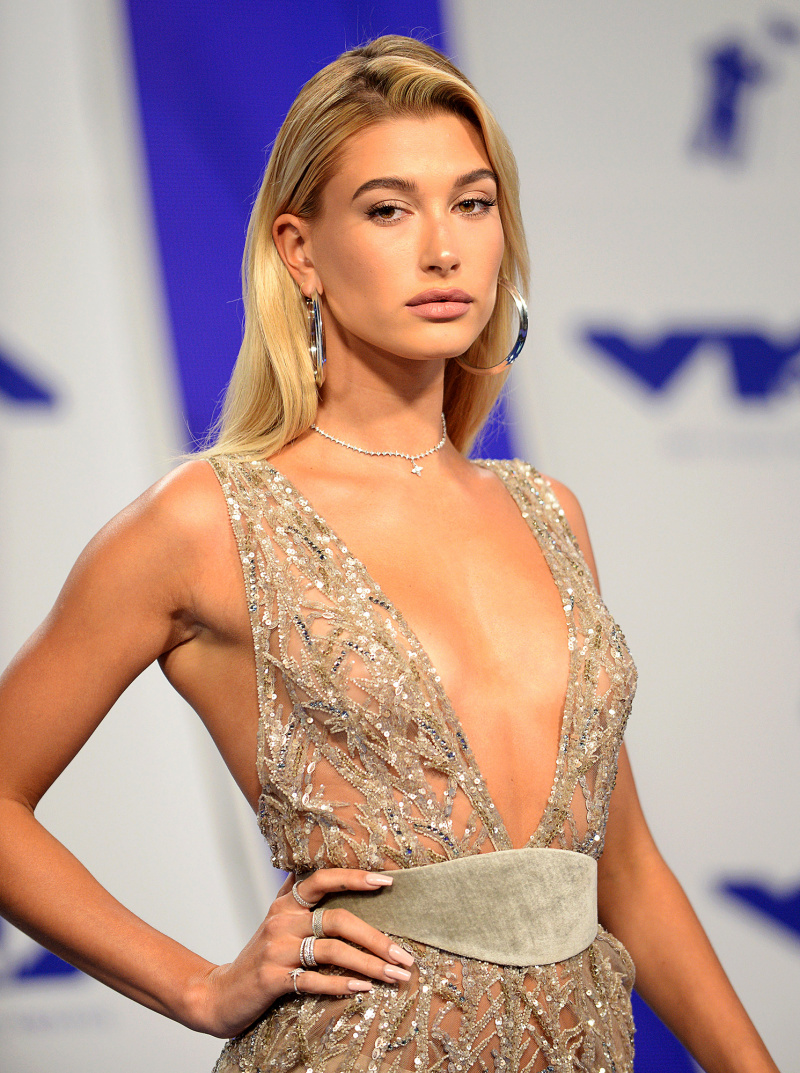   Hailey Baldwin é hospitalizada com problema cerebral após passar por emergência médica