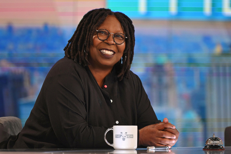   Sunny Hostin revela que Whoopi Goldberg peida mais entre ela The View Cohosts 517