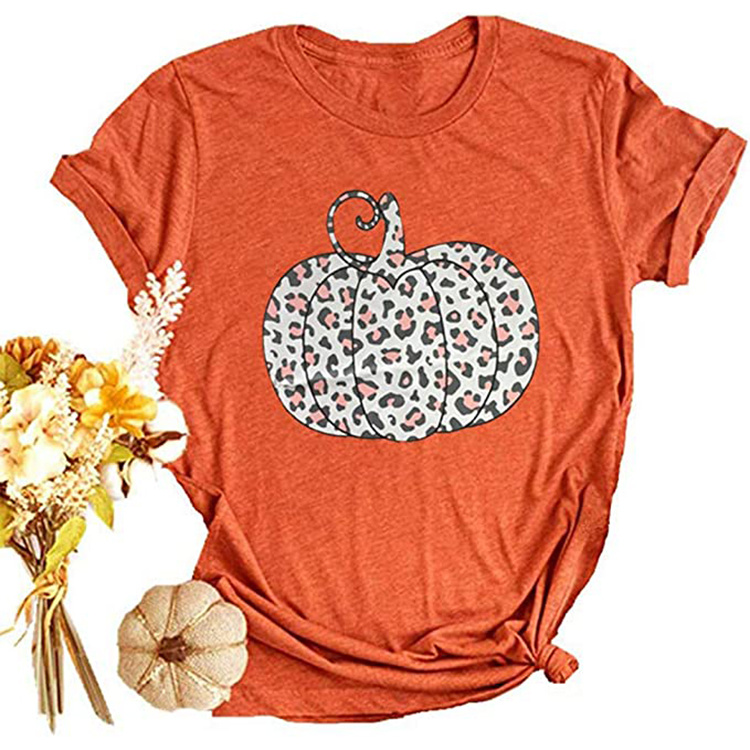   camiseta de abóbora com estampa de leopardo