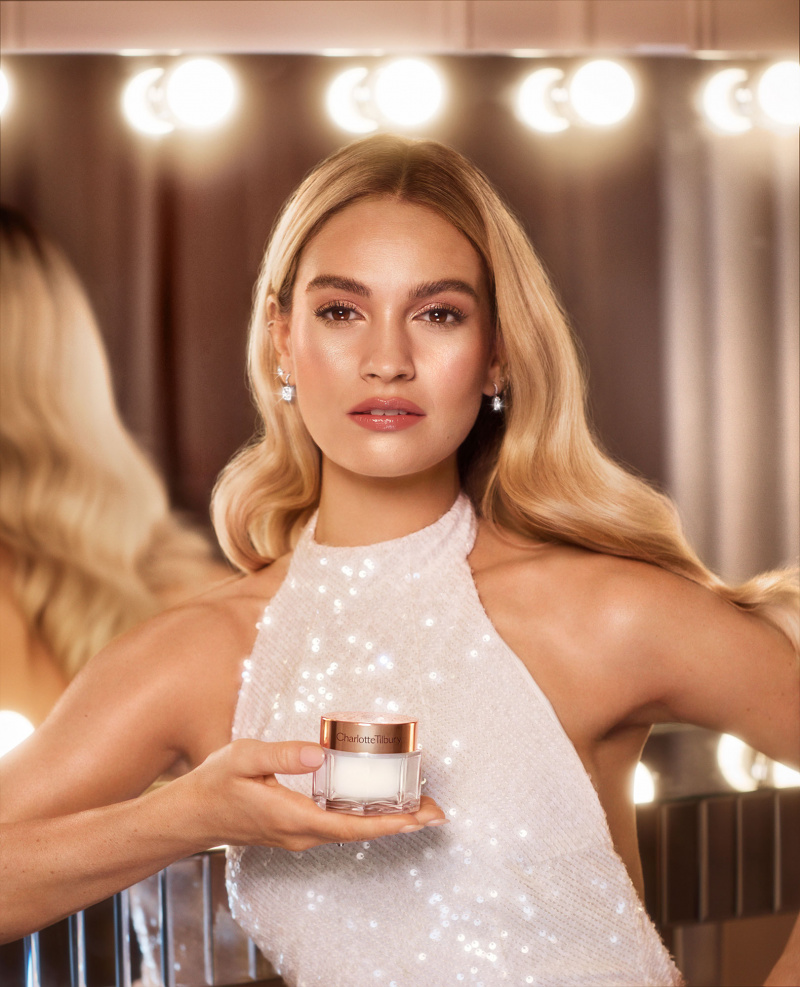 Lily James é o primeiro rosto de Charlotte Tilbury Magic Cream: 'Eu não poderia estar mais orgulhosa'