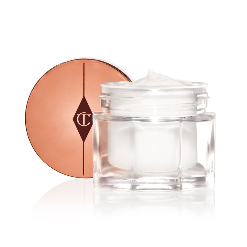   Lily James é o primeiro rosto de Charlotte Tilbury Magic Cream 4