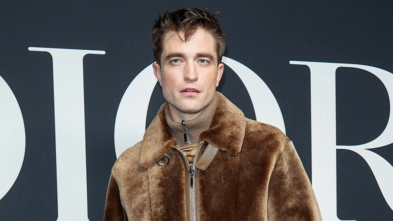 Robert Pattinson chama a atenção com uma saia brilhante e botas de panturrilha no desfile da Dior: fotos