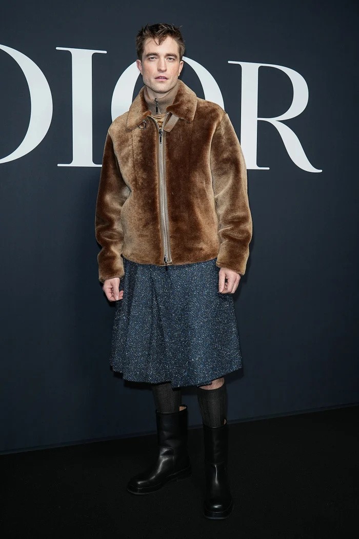 Robert Pattinson usa saia em desfile da Dior