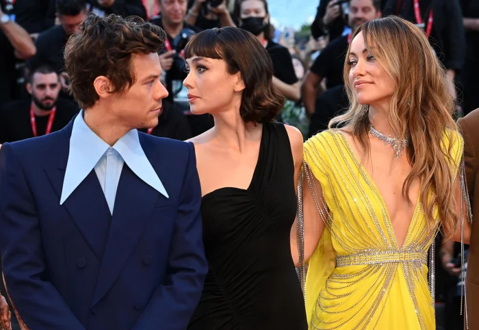 Olivia-Wilde-Levanta-Sobrancelhas-Enquanto-Aparentemente-Usa-Harry-Estilos--T-Shirt-7-Meses-Depois-Seu-Split-626