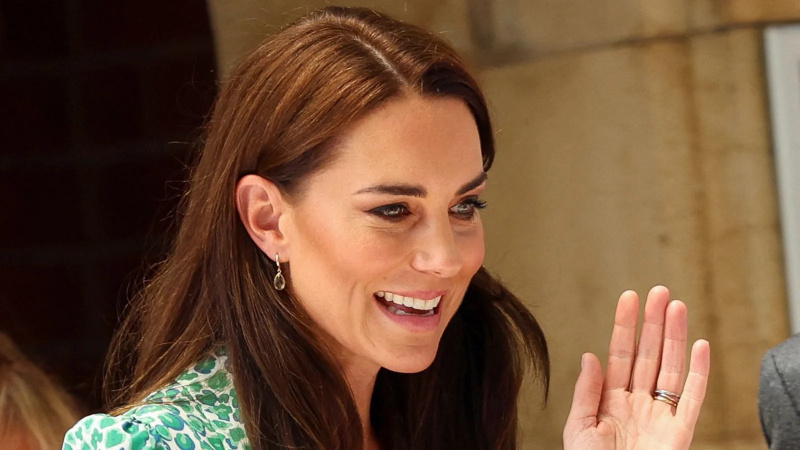 Princesa Kate parece brilhante e bonita em estampa de leopardo verde