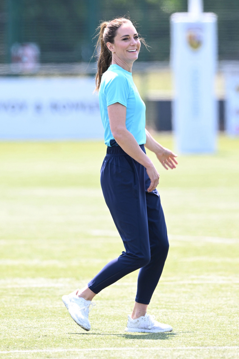   kate-middleton-navy-joggers.