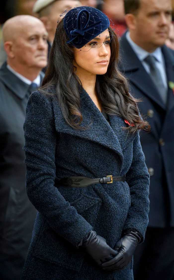 Meghan Markle fala sobre o guarda-roupa do Reino Unido e diz que usava cores escuras para caber no azul escuro