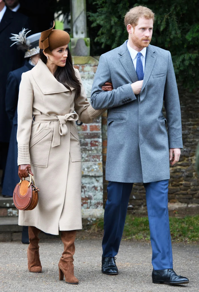 Meghan Markle fala sobre o guarda-roupa do Reino Unido e diz que usava cores escuras para combinar com marrom e marrom