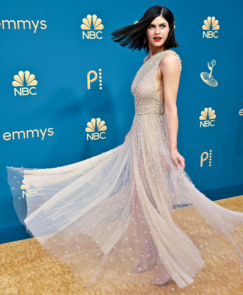 Destaque Alexandra Daddario Emmys Melhor Beleza 2022 Emmys