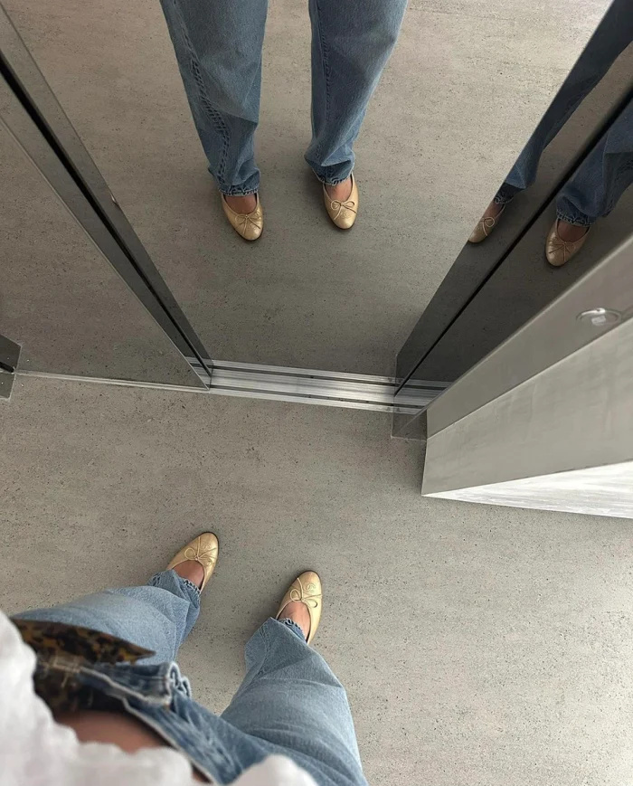   kylie-jenner-gold-ballet-flats-mirror