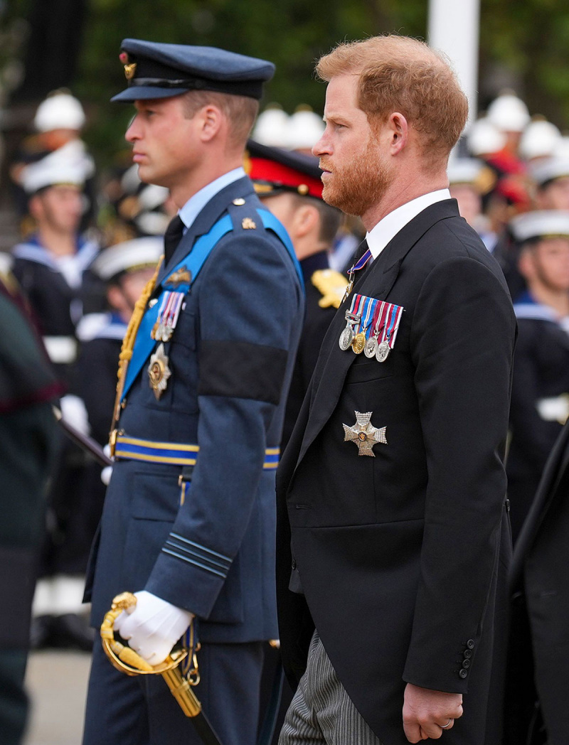 Destaque Príncipe Harry não usa uniforme militar para a rainha Elizabeth II's Funeral Despite Decade of Service
