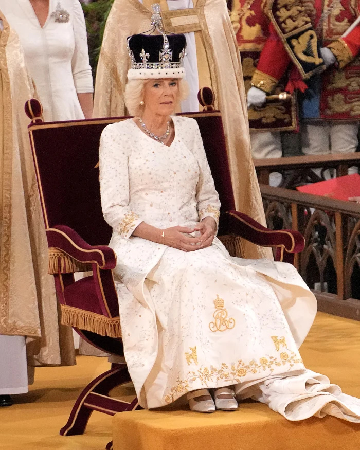 O vestido de coroação da rainha Camilla apresenta uma doce homenagem a ela e aos 2 cães do rei Charles III