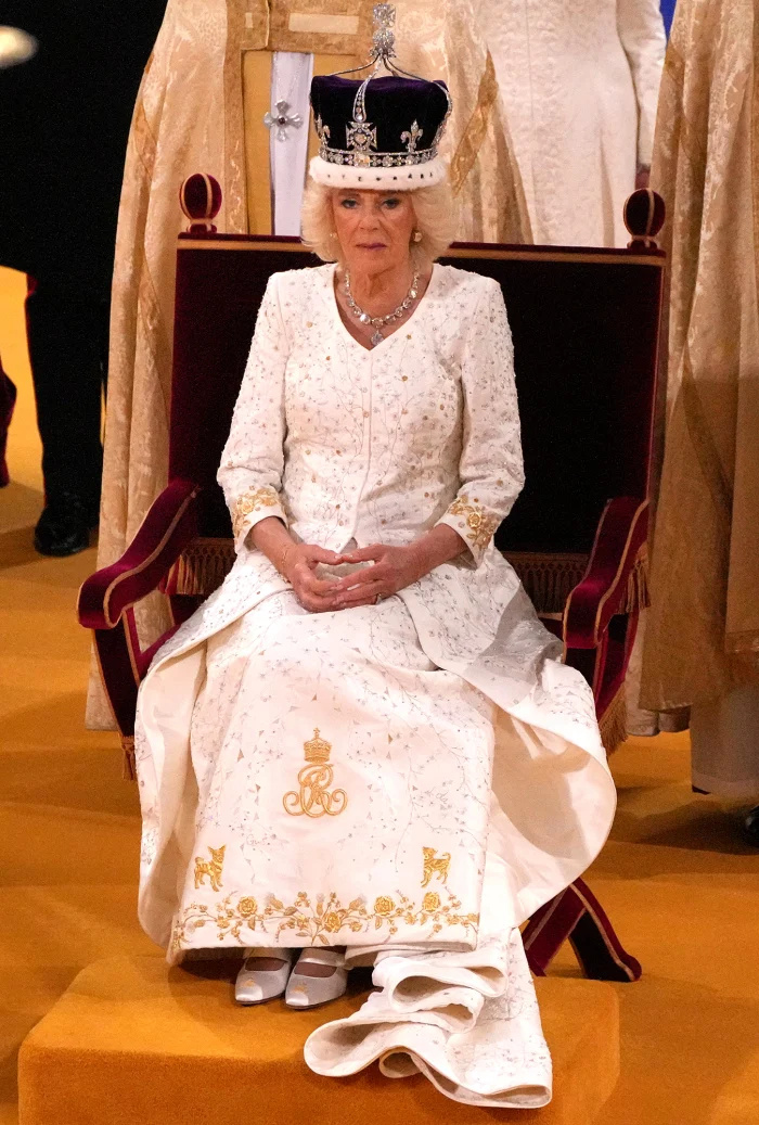 Rainha Camila's Coronation Gown Features a Sweet Tribute to Her and King Charles III's Dogs