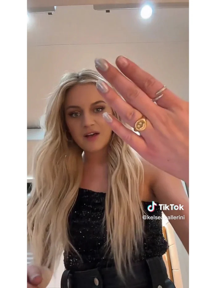   Kelsea Ballerini interrompe show após unha'Popped Off' - 487