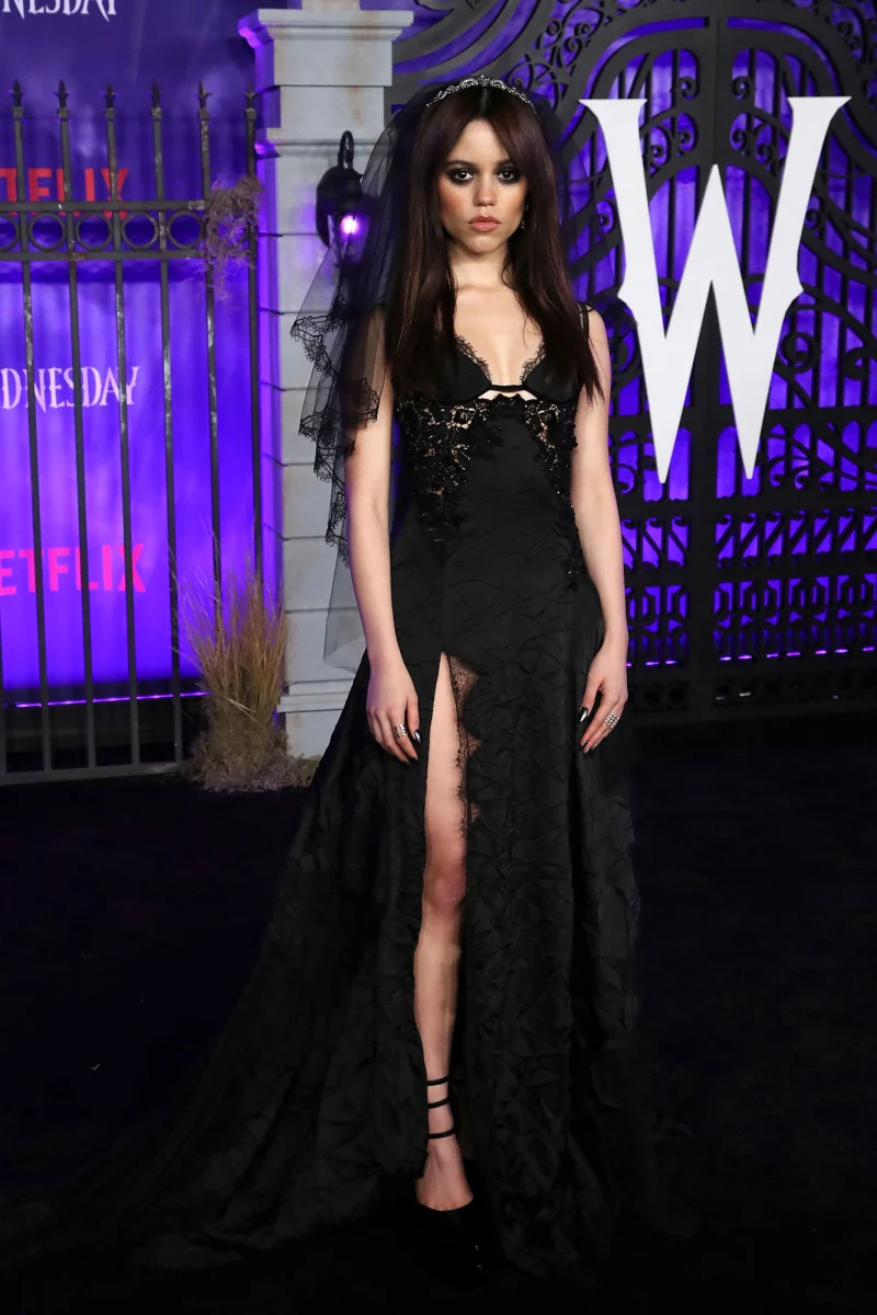 Jenna Ortega Todos os looks assustadores da estreia de quarta-feira