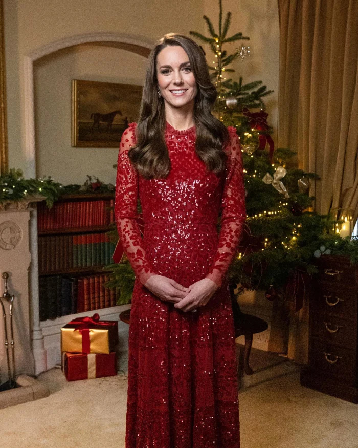  Princesa Kate usa vestido vermelho festivo enquanto promove concerto de férias'Royal Carols: Together at Christmas'