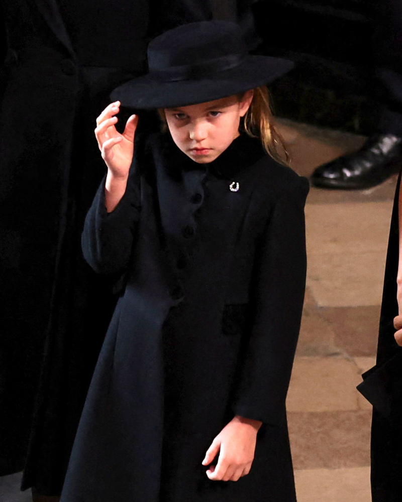   Princesa Charlotte docemente prestou homenagem à bisavó rainha Elizabeth II com broche no funeral