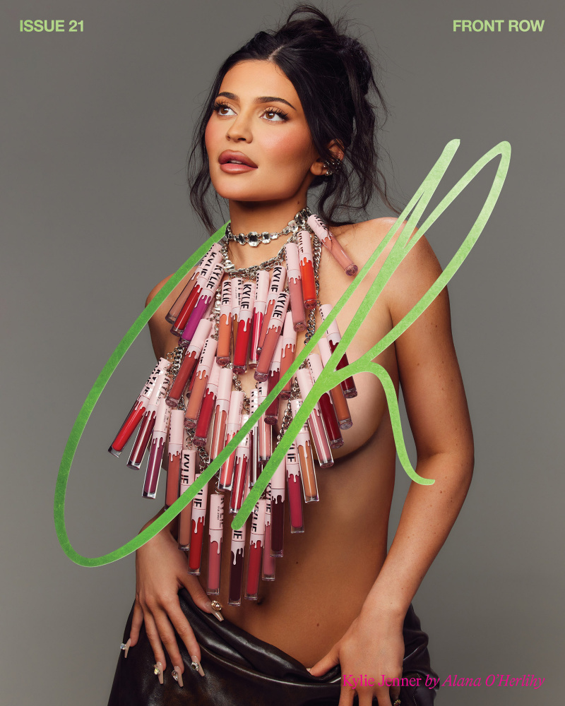 Kylie Jenner cobre 'CR Fashion Book' em Lip Kit Top, fala Stormi usando seus vestidos Met para o baile