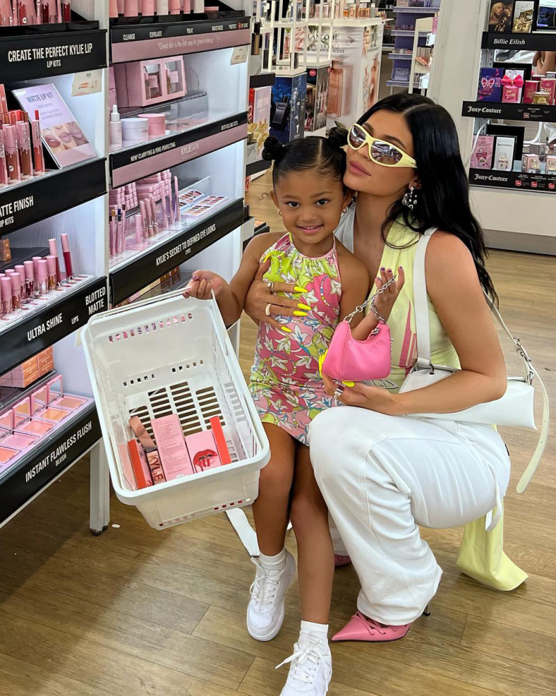   Kylie Jenner faz capa de CR Fashion Book usando LipKit Top, fala Stormi vestindo suas roupas para o baile