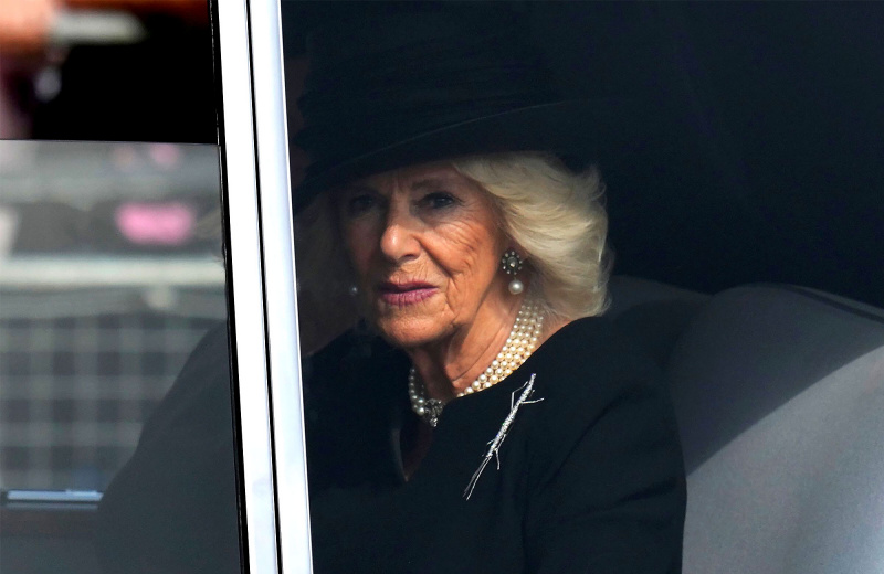 Rainha consorte Camilla usa broche do falecido pai da rainha Elizabeth's Funeral