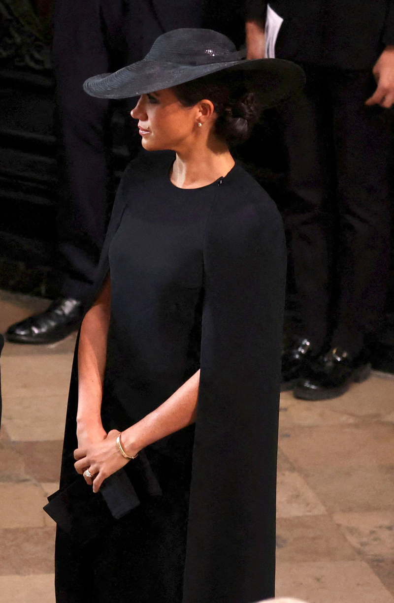 Meghan Markle usa joias da rainha Elizabeth II no funeral do falecido monarca 03