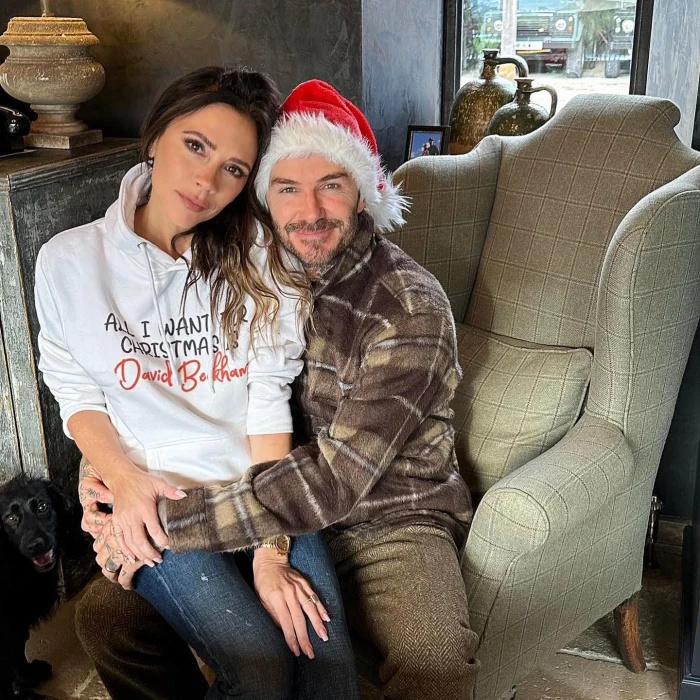 Victoria Beckham usa moletom 'All I Want for Christmas Is David Beckham': 'Eu consegui o que queria'