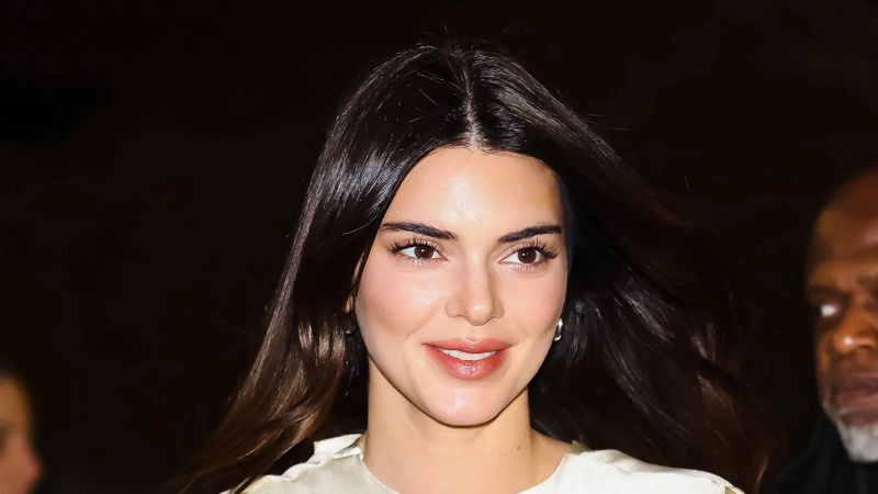 Kendall Jenner empurra os limites da moda em macacão de uma perna que os fãs estão chamando de 'ridículo'