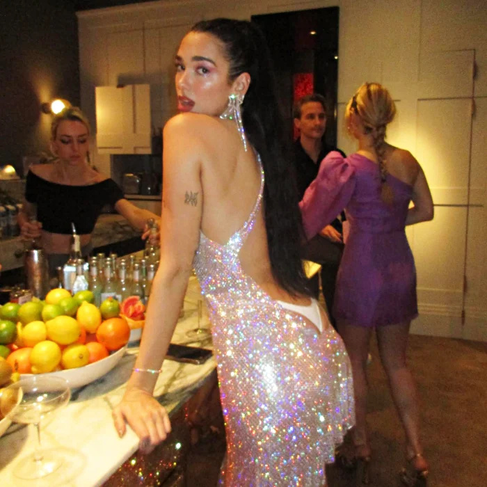 Dua Lipa mostra sua tanga em um vestido completamente sem costas enquanto comemora a véspera de Ano Novo