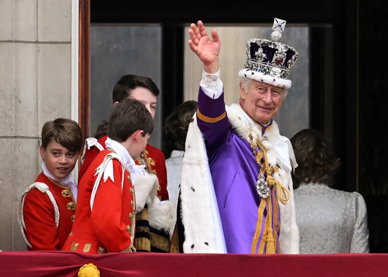   O rei Charles III sai na varanda do Palácio de Buckingham com o príncipe William, a princesa Kate e mais membros da família após a coroação
