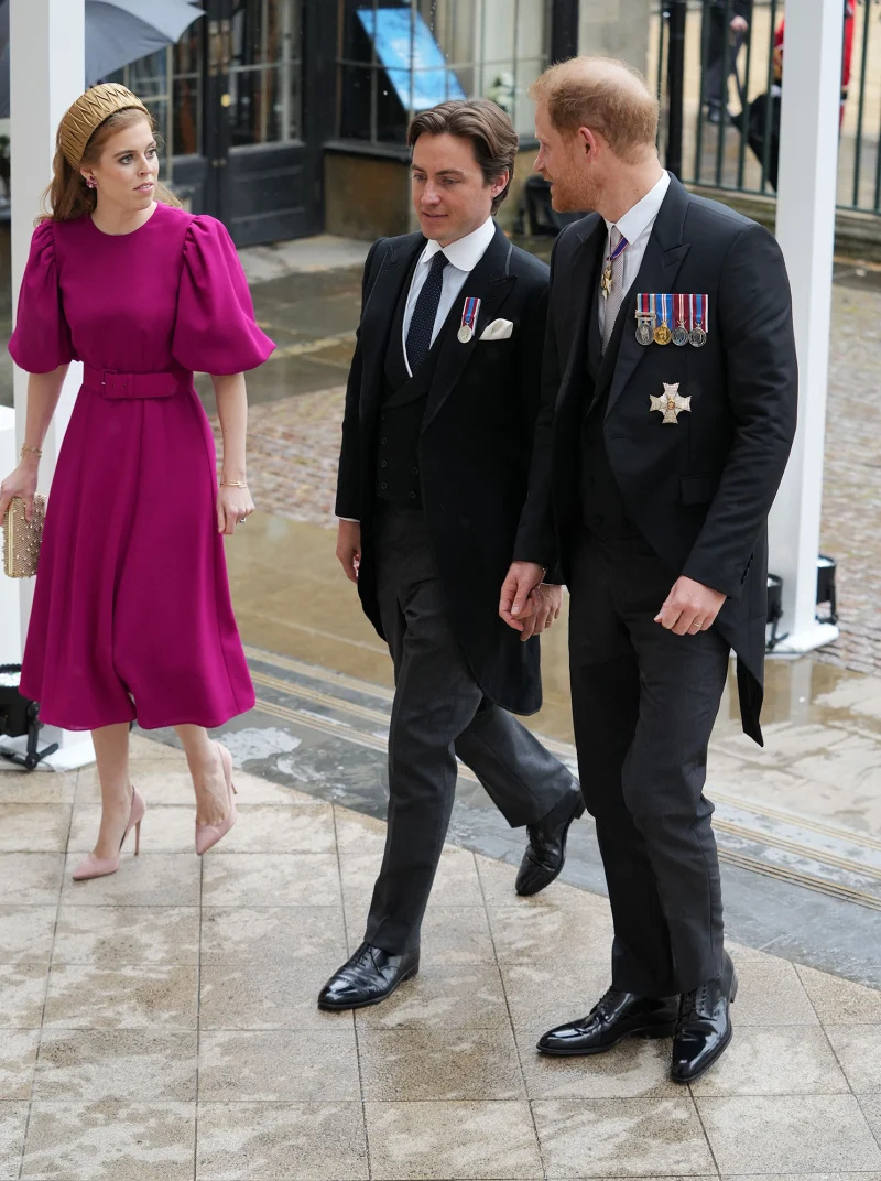   Princesa Beatrice e marido Edoardo Mapelli Mozzi e coroação do príncipe Harry