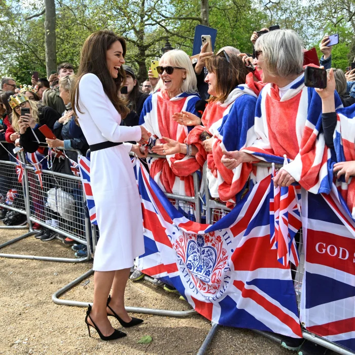 A princesa Kate impressiona de branco ao sair de saltos favorecidos por Meghan Markle antes da coroação