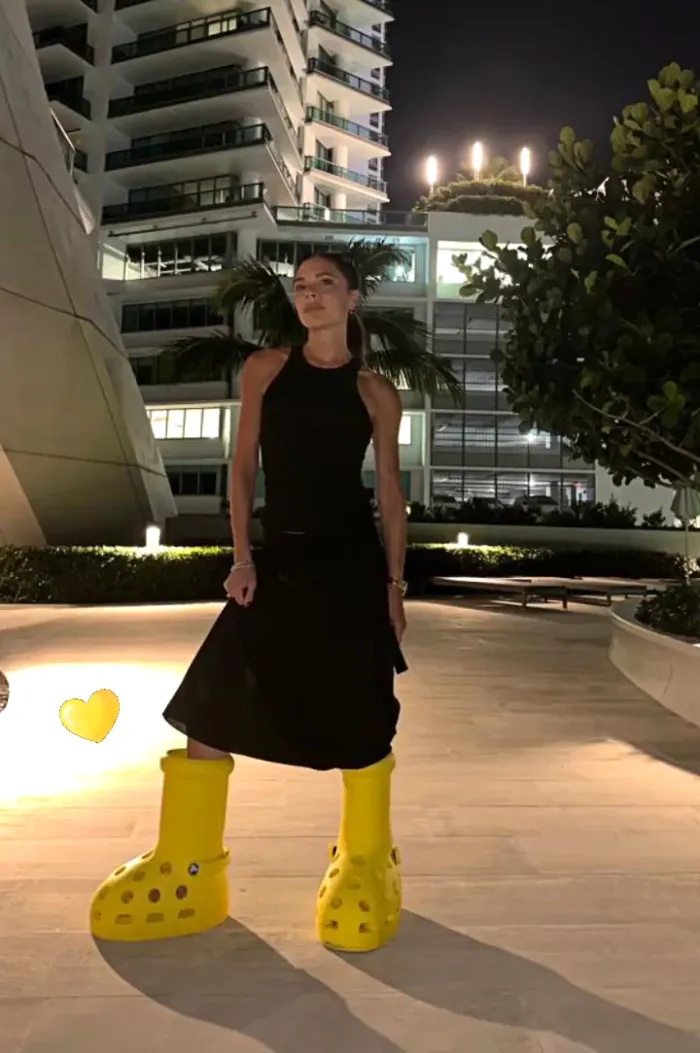Apenas Victoria Beckham pode tirar as novas botas gigantes amarelas Crocs da MSCHF