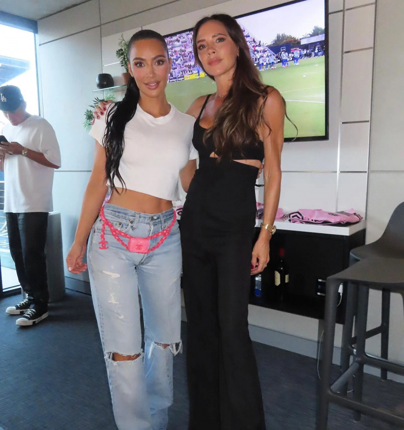   Kim Kardashian revive a bolsa de cintura dos anos 80 Victoria Beckham