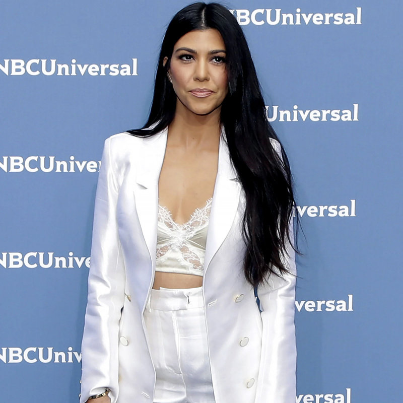   Kourtney Kardashian deslumbrante em trench coat desenhado por Megan Fox