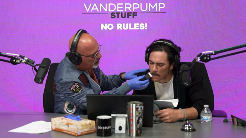 Tom Sandoval raspa o bigode ao vivo por Howie Mandel