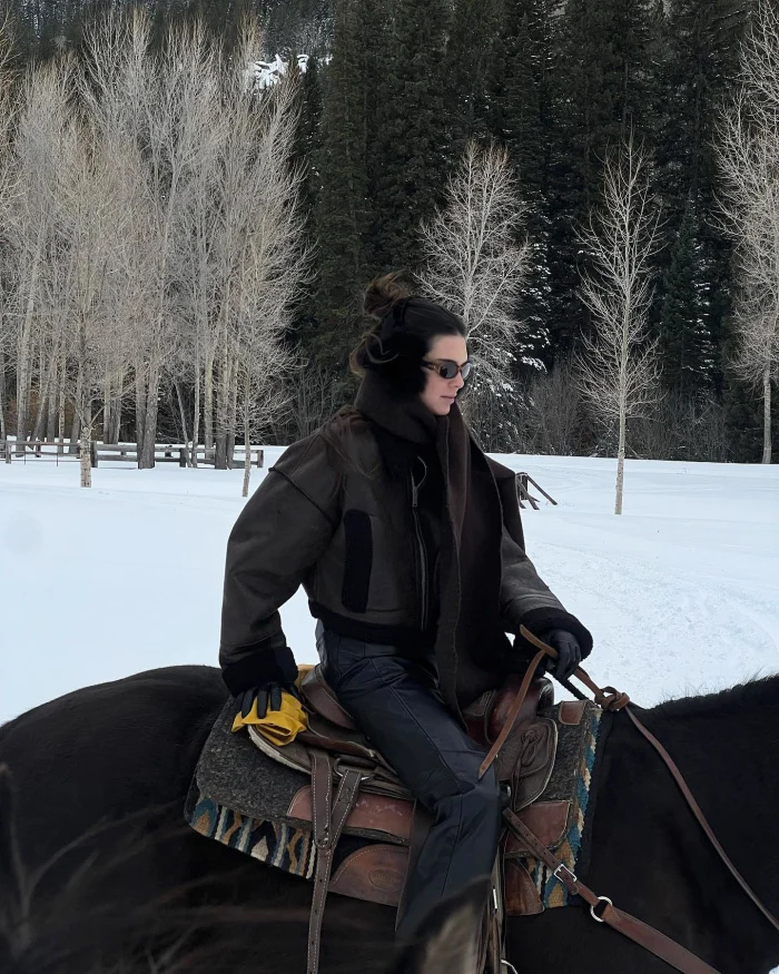 Kendall Jenner parece chique enquanto cavalga na neve