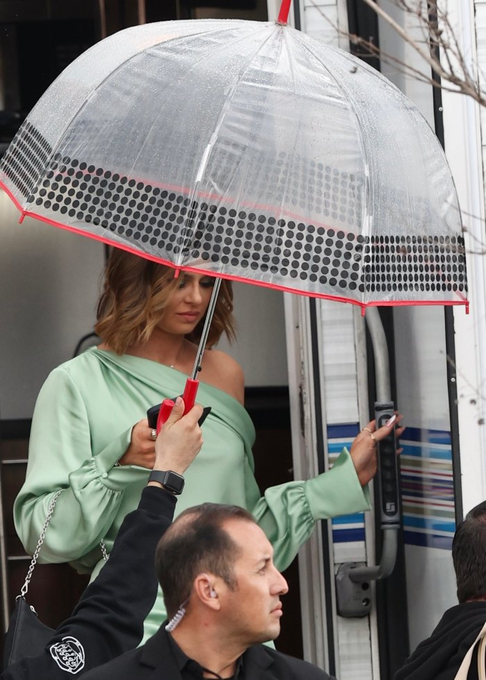 Raquel Leviss chegando na reunião de regras vanderpump