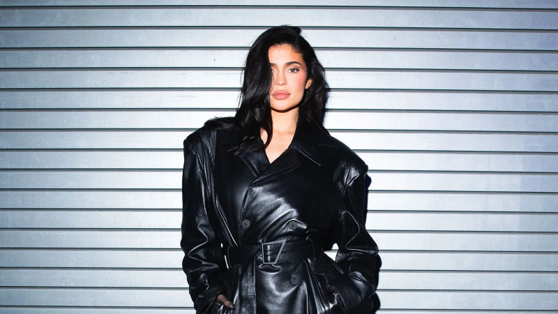   Kylie Jenner se arrepende de ter feito uma cirurgia nos seios e ficaria 'de coração partido' se Stormi fizesse o corte em seu corpo