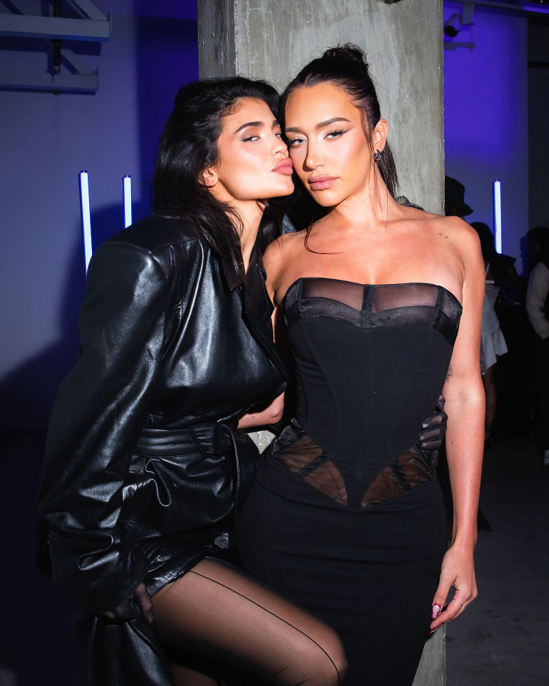   Kylie Jenner e amiga Stassie Karanikolaou falam sobre rumores de namoro