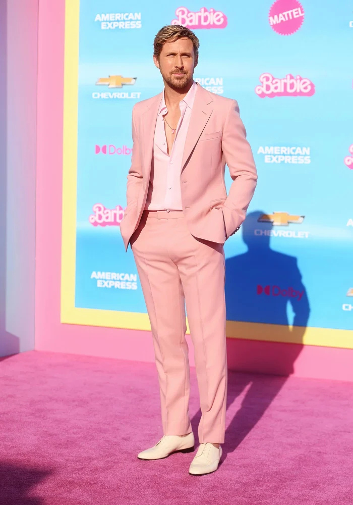 Ryan Gosling usa colar E na estréia da Barbie 246