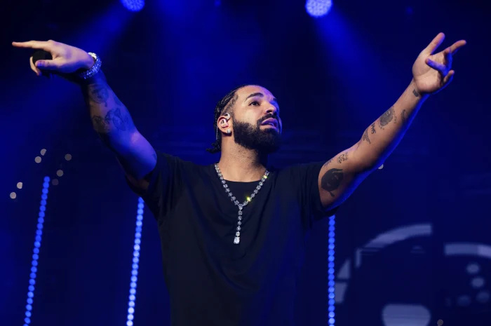   Drake faz colar com 42 anéis de noivado'Thought About' Using But Never Did