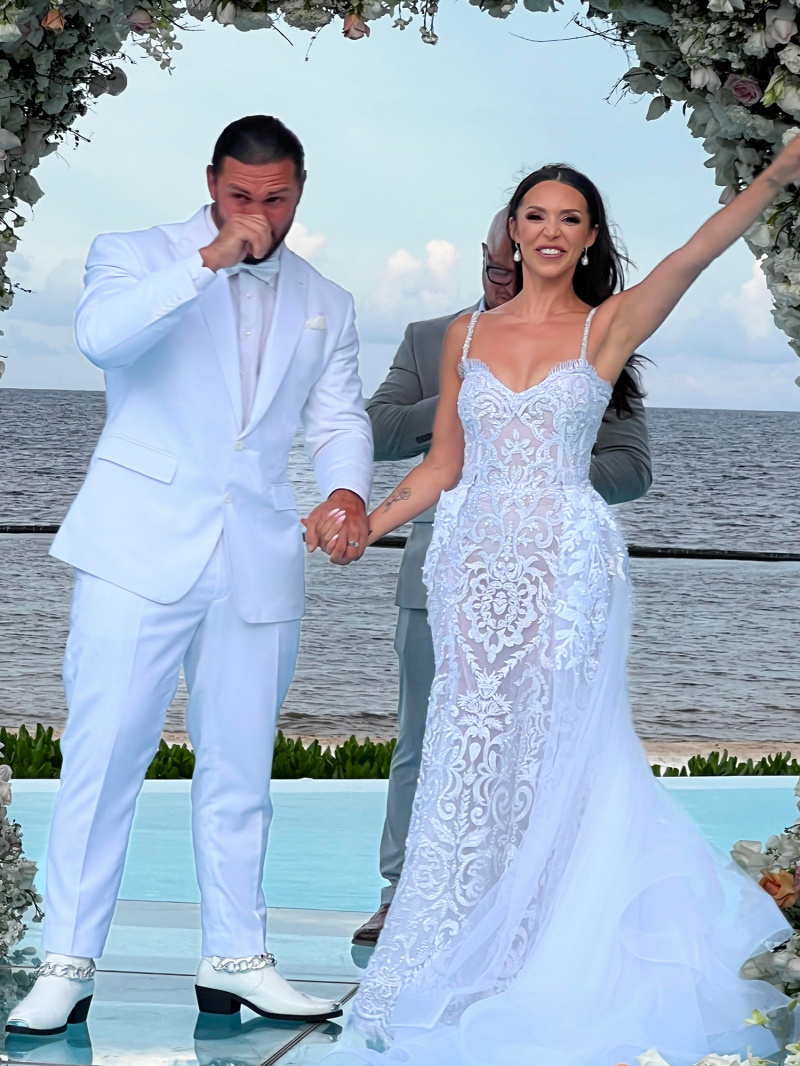   Scheana Shay deslizou em um mini vestido floral e tênis robustos para seu casamento depois da festa