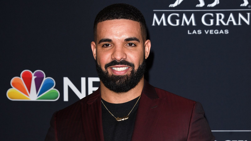 Drake estreia um penteado encaracolado para trás e os fãs estão pirando