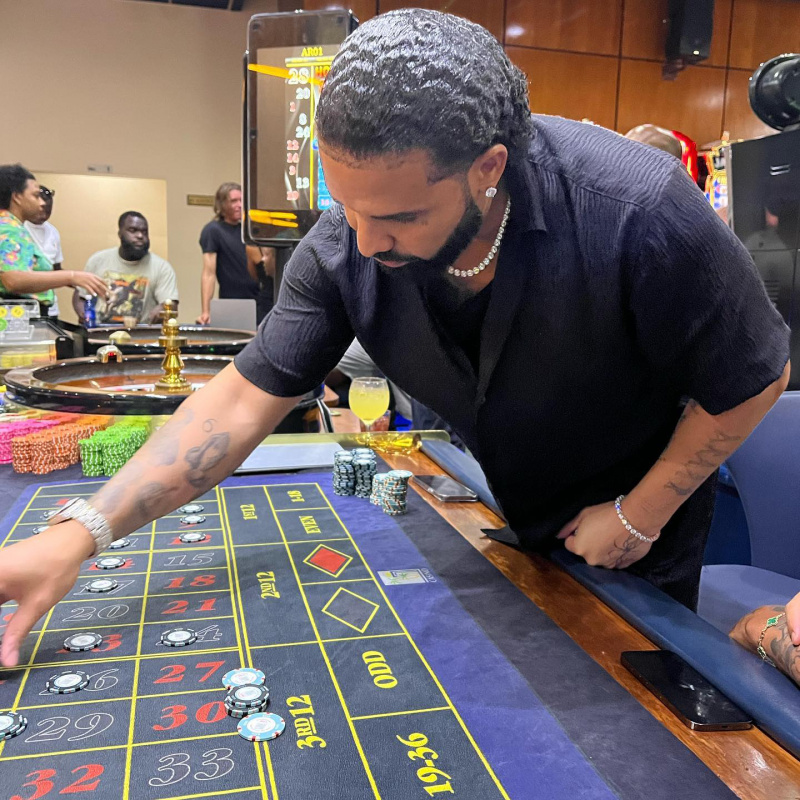   Drake estreia penteado liso