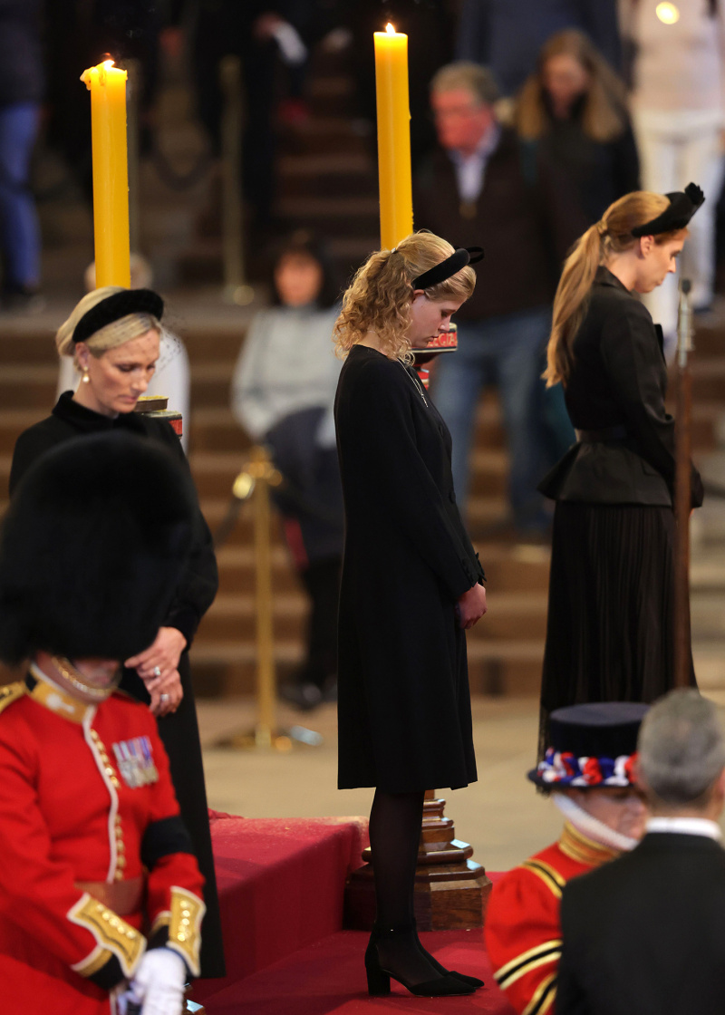 Lady Louise Windsor usava colar de cavalo para a rainha Elizabeth II's Vigil in Honor of Their Shared Passion