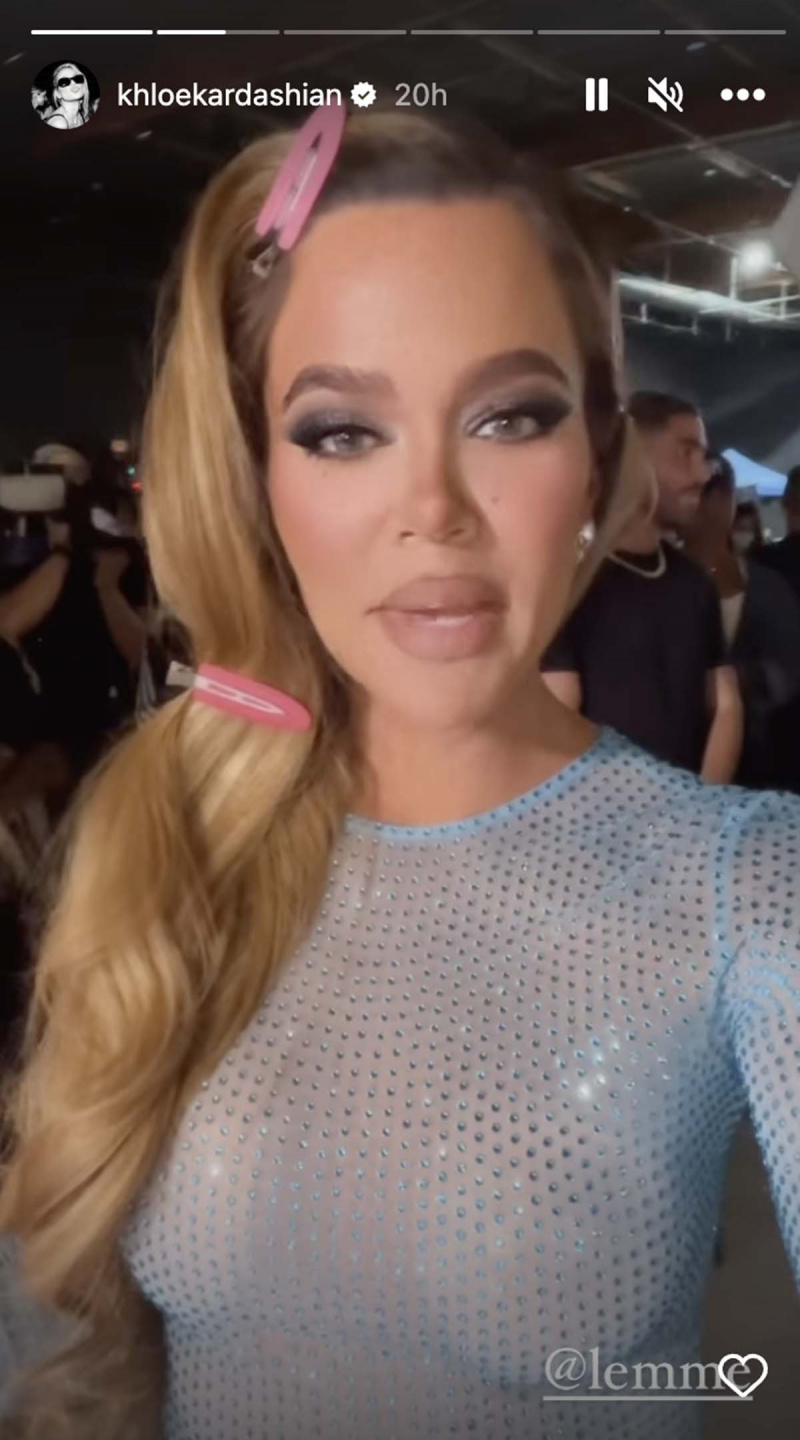   Khloe Kardashian brinca sobre suas capas de mamilo:'Everyone Stay Calm'