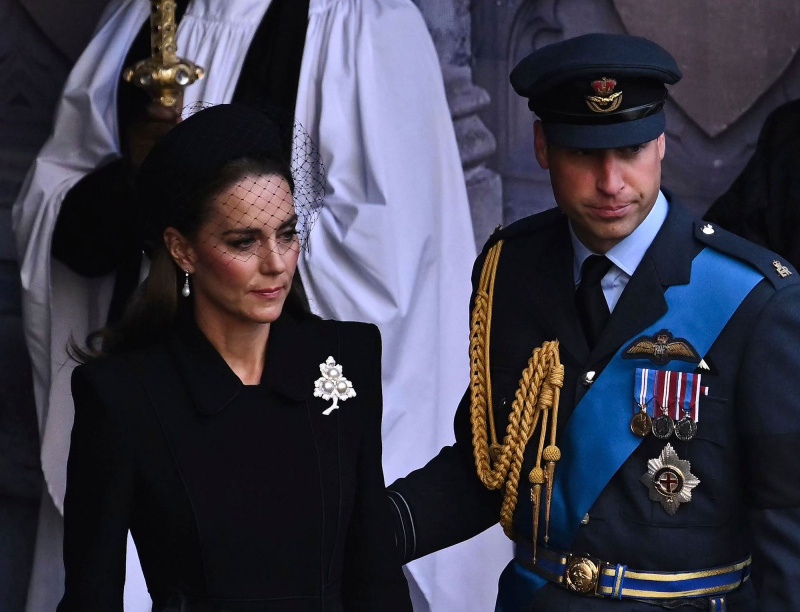 Princesa Kate usa brincos da rainha Elizabeth II para sua majestade's Procession