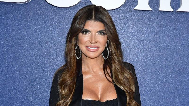 Teresa Giudice mostra seu físico sunkissed em um minúsculo biquíni Fendi na lua de mel com Luis Ruelas